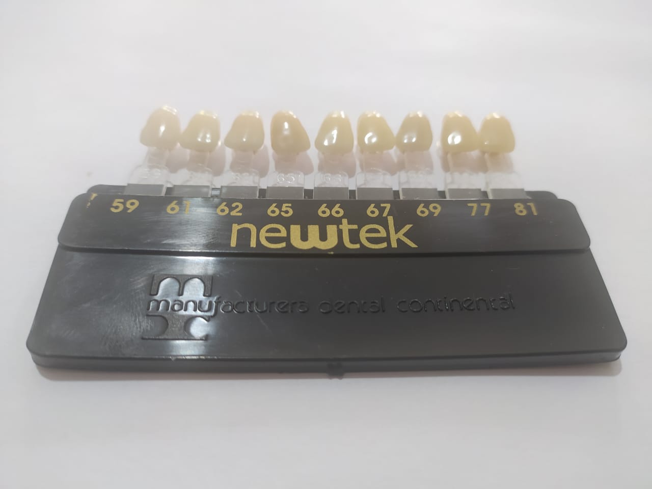 COLORIMETRO DIENTE  (COLORES VITA/NEW HUE)