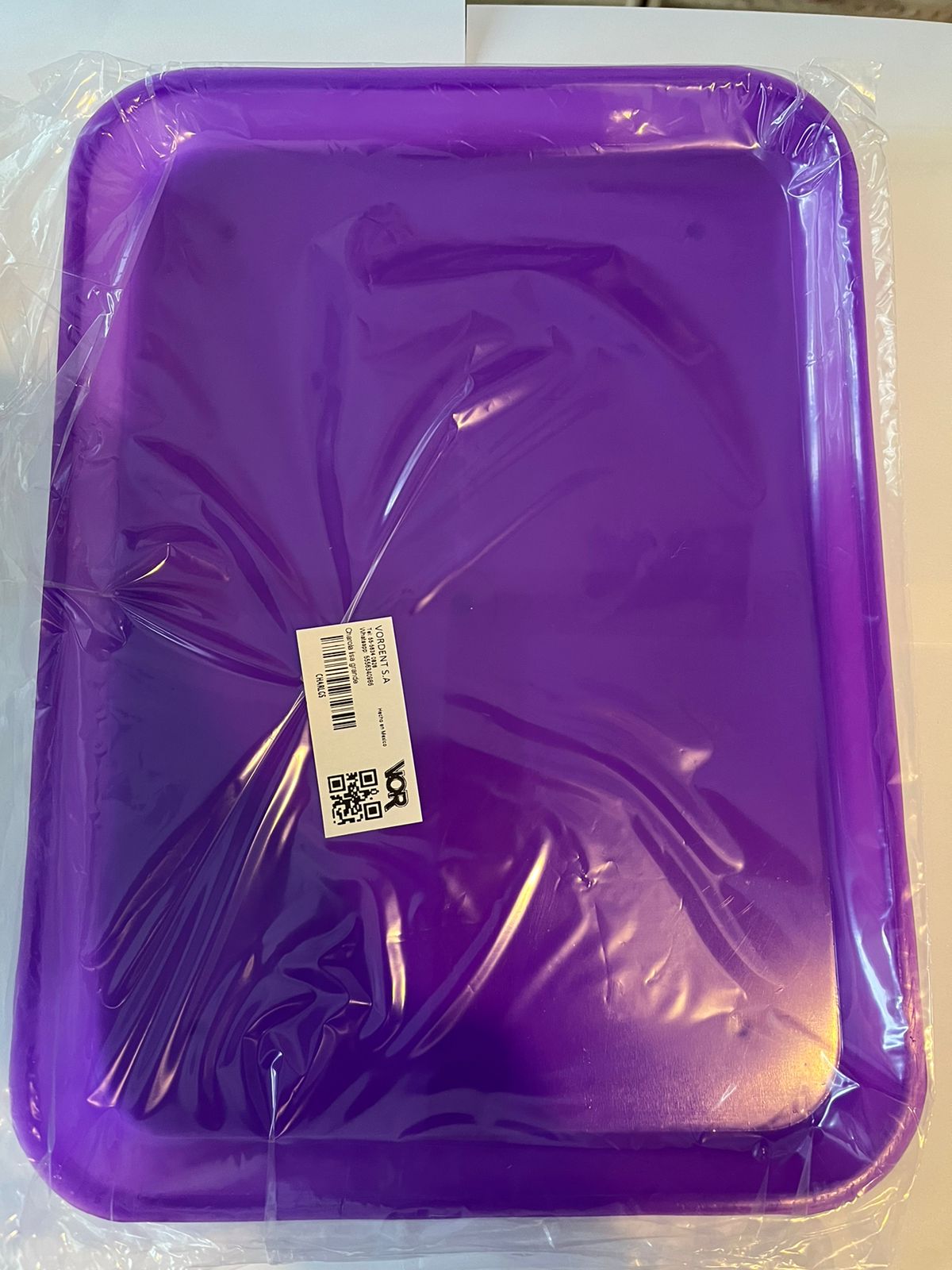 Charola plástica lisa grande color morada marca Vor