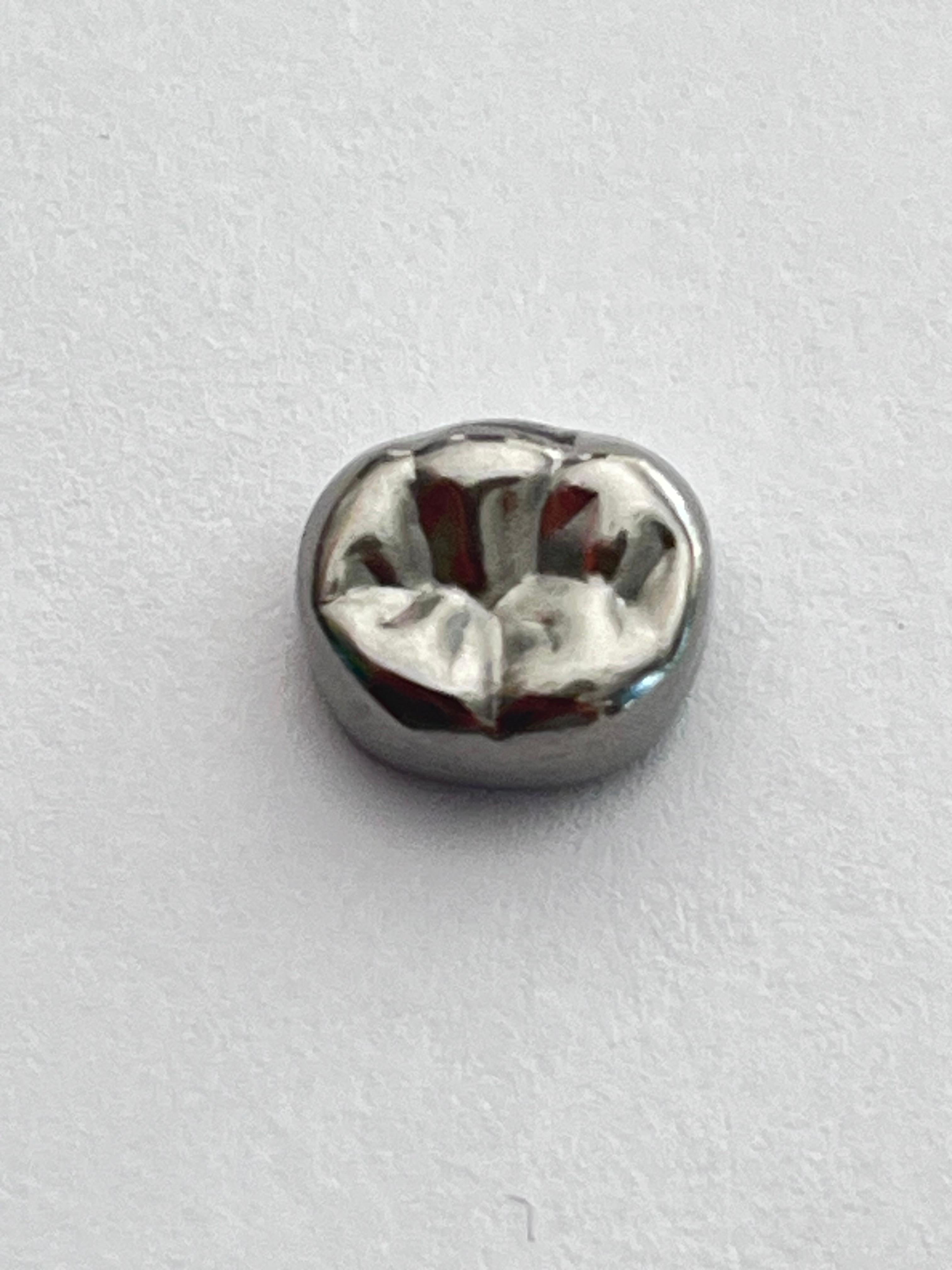 Corona posterior 3M acero cromo ELL2 inferior izquierdo segundo molar temporal