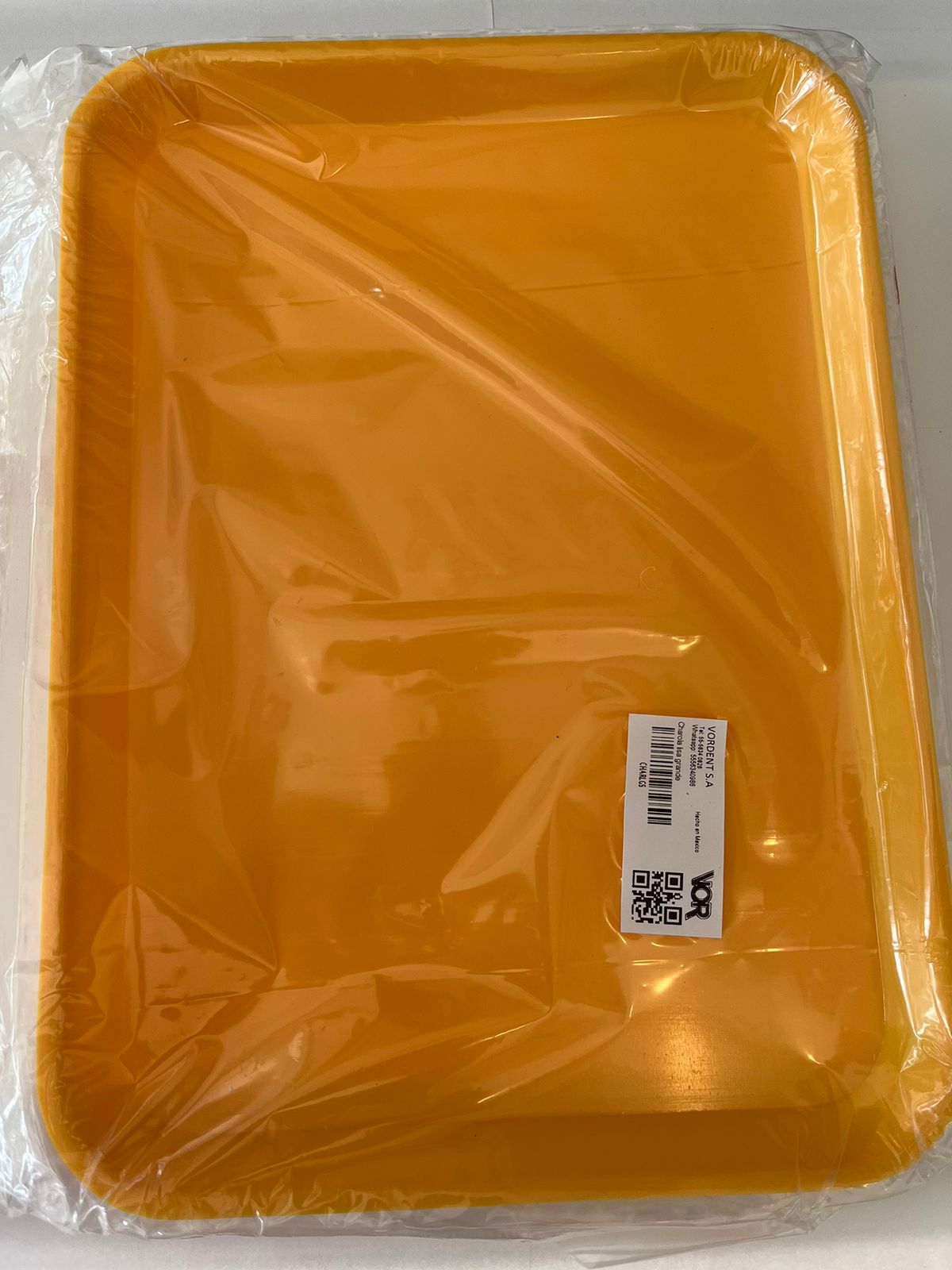 Charola plástica lisa grande color amarilla marca Vor